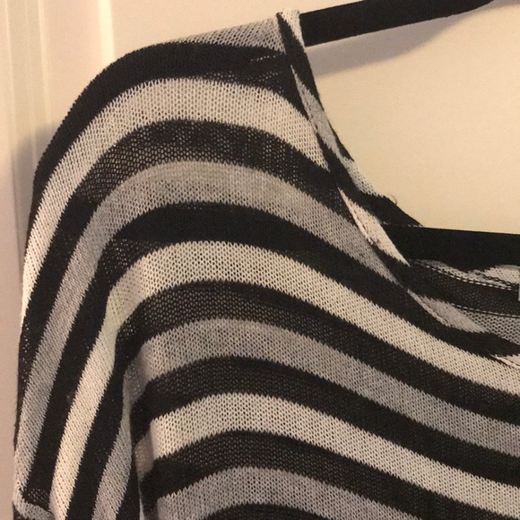 Light weight cross over back sweater - Picture 4 of 4